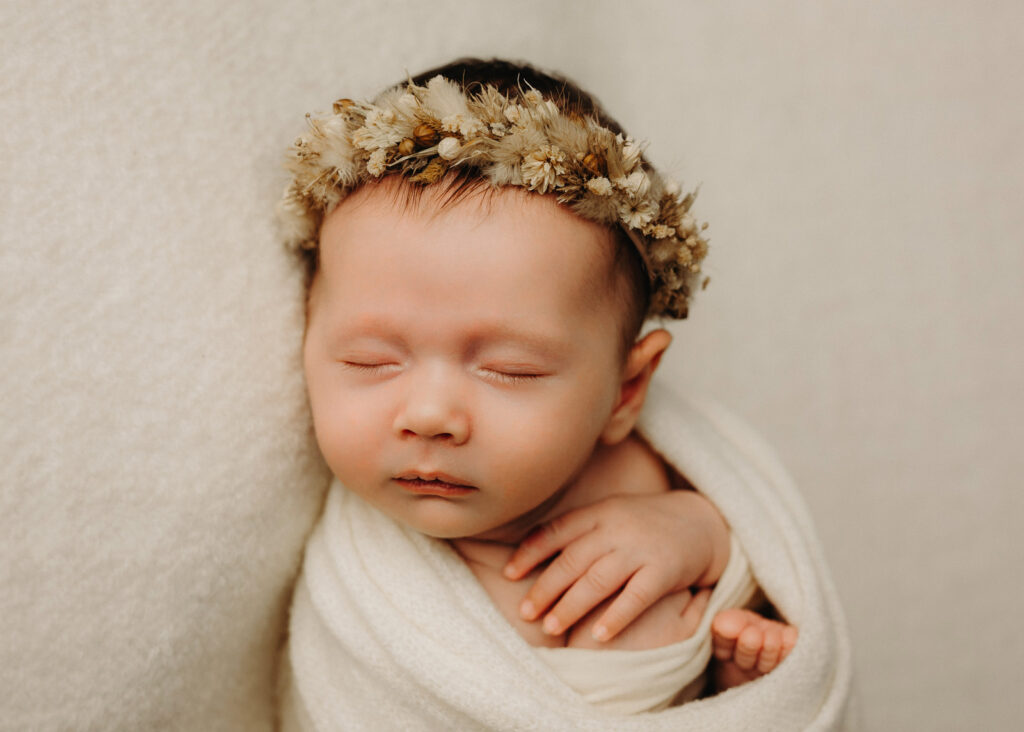 Babyfotoshooting neugeborenes Baby im Fotostudio. Moderne Babyfotografie