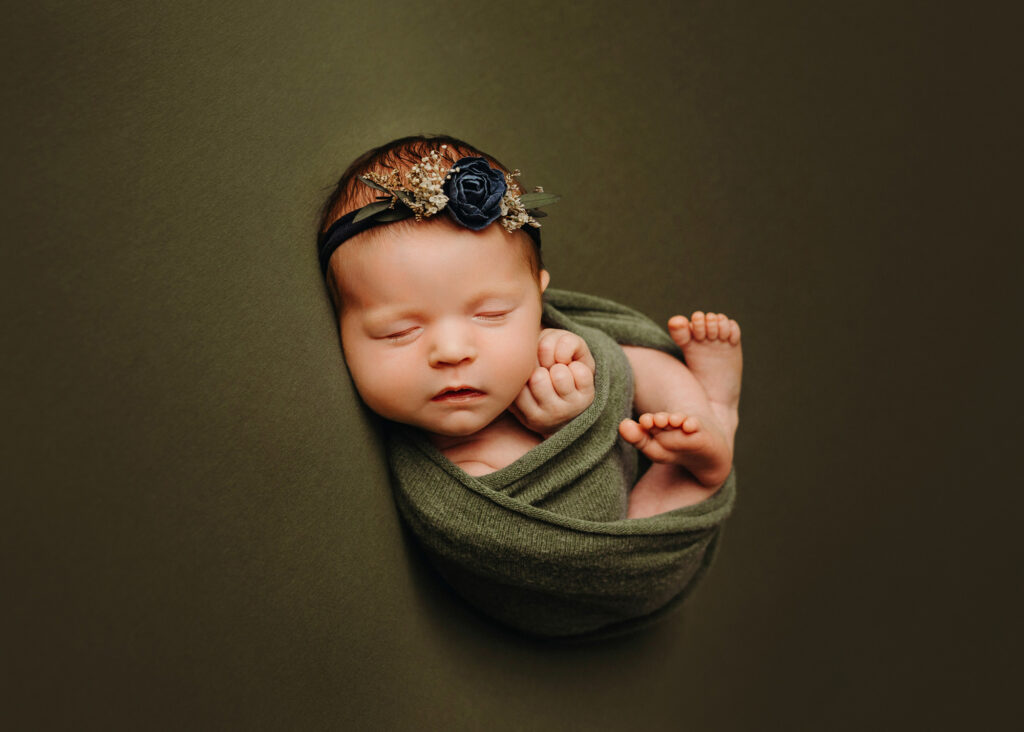 Babyfotoshooting neugeborenes Baby im Fotostudio. Moderne Babyfotografie