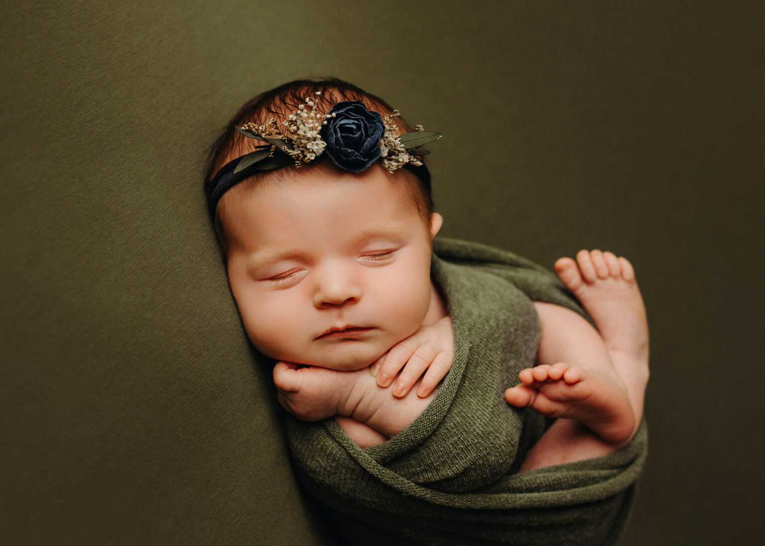 Babyfotoshooting neugeborenes Baby im Fotostudio. Moderne Babyfotografie